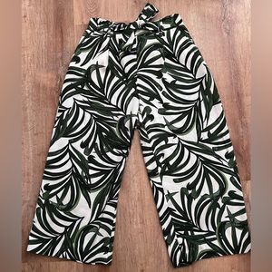 Casual dress pants. Good for work life and beach fun! Only worn a couple times.